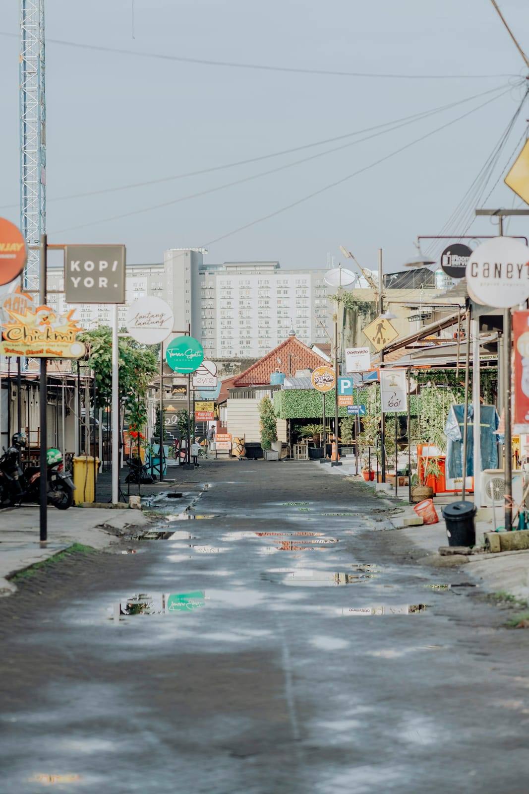 Suasana jalan pagi dengan pejalan kaki, Malang